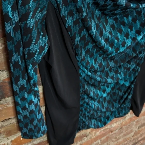 Dana Buchman Medium Green & Black Long Sleeve Shirt w/ Ruching - Picture 3 of 10